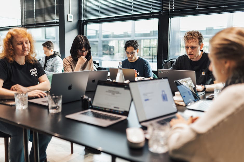 Besprechungsraum mit Laptop und Unterlagen zur Lieferkettenprüfung